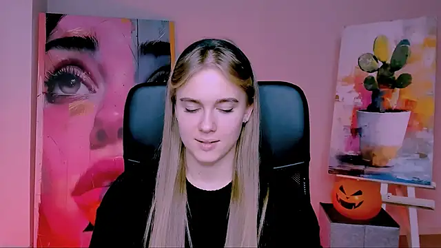 JuneWoods online show from November 2025 11:12:01 AM