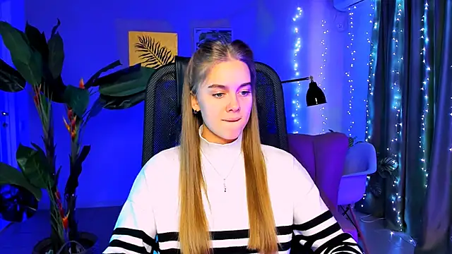 JuneWoods online show from December 2025 06:28:01 AM