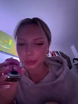 blondeeee online show from December 2025 06:58:01 PM