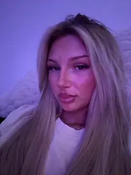 Snapshot of blondeeee chatting on April 2026 04:49:01 PM blondeeee online show from April 2026 04:49:01 PM
