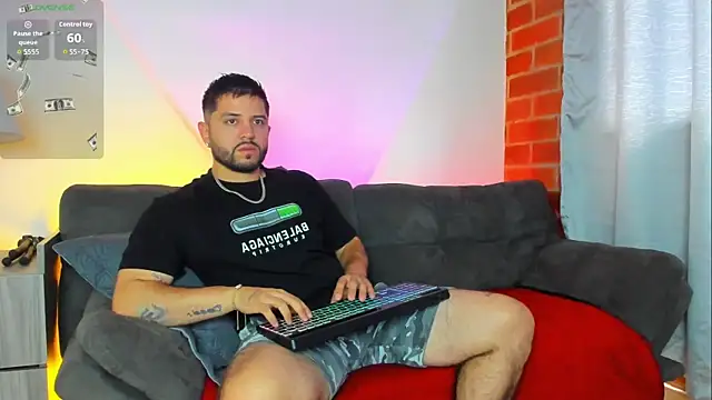 Snapshot of TomSloam chatting on October 2025 01:00:01 PM TomSloam online show from October 2025 01:00:01 PM