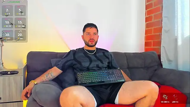 Snapshot of TomSloam chatting on October 2025 01:34:01 PM TomSloam online show from October 2025 01:34:01 PM