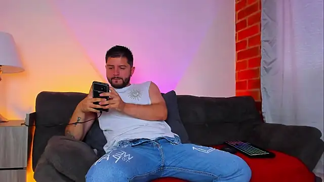 Snapshot of TomSloam chatting on October 2025 02:08:01 PM TomSloam online show from October 2025 02:08:01 PM