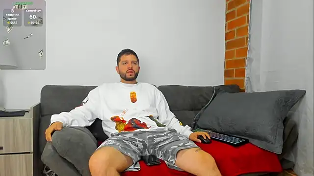 Snapshot of TomSloam chatting on October 2025 10:59:02 AM TomSloam online show from October 2025 10:59:02 AM