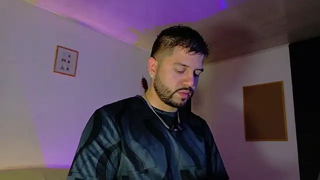 Snapshot of TomSloam chatting on November 2025 10:40:01 PM TomSloam online show from November 2025 10:40:01 PM