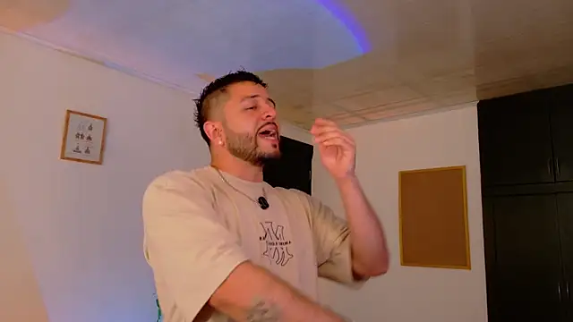 Snapshot of TomSloam chatting on November 2025 05:31:01 PM TomSloam online show from November 2025 05:31:01 PM