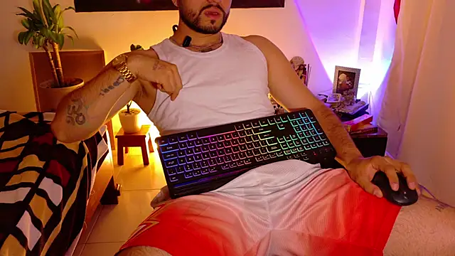 Snapshot of TomSloam chatting on December 2025 04:29:02 AM TomSloam online show from December 2025 04:29:02 AM