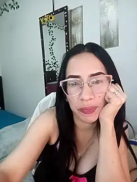YaraDuartee online show from December 2025 01:43:02 AM