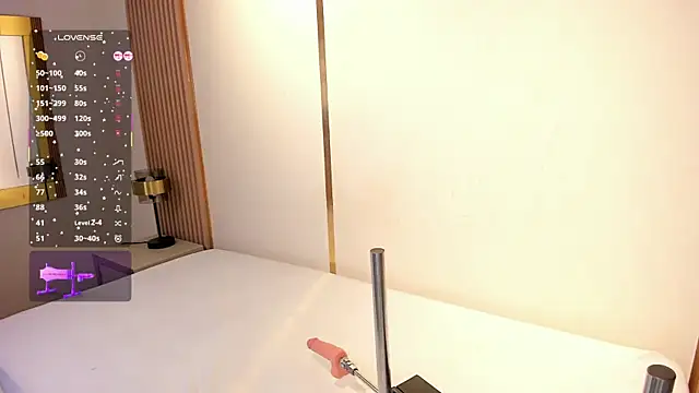 Snapshot of EmmiHops chatting on November 2025 01:11:01 PM EmmiHops online show from November 2025 01:11:01 PM