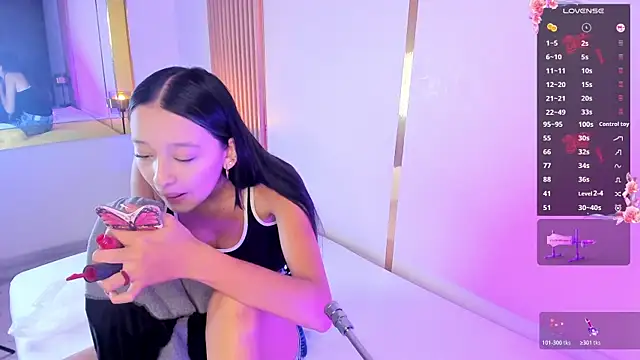 Snapshot of EmmiHops chatting on December 2025 12:36:02 PM EmmiHops online show from December 2025 12:36:02 PM