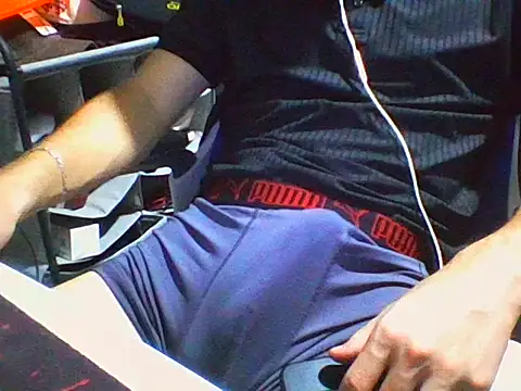 Snapshot of AlbertoRuiz086 chatting on October 2025 06:17:01 AM AlbertoRuiz086 online show from October 2025 06:17:01 AM