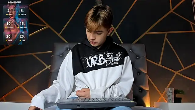 Lian Miller1  online show from January 2026 12:30:01 PM