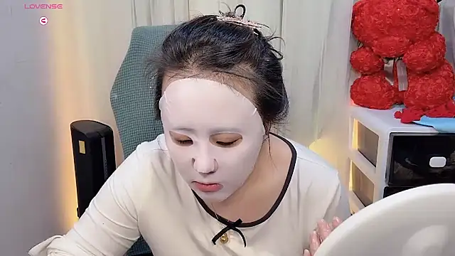 NEWONETO online show from November 2025 01:55:02 PM