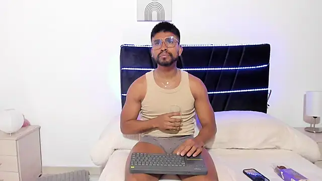 Taylormaccurdy  online show from November 2025 01:44:02 PM