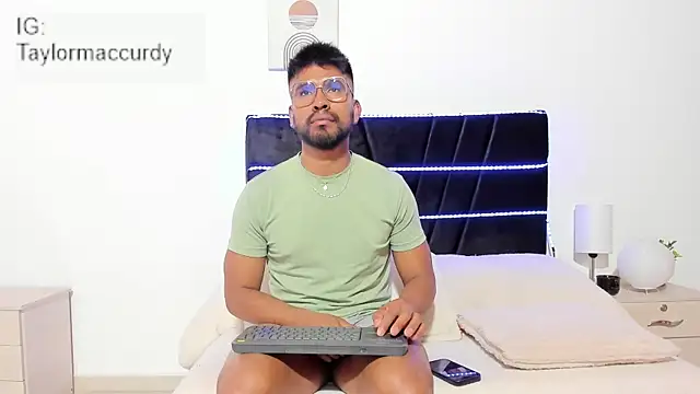 Snapshot of Taylormaccurdy_ chatting on January 2026 02:22:02 PM Taylormaccurdy online show from January 2026 02:22:02 PM