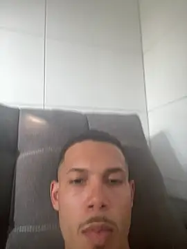 Snapshot of MCLZK chatting on February 2026 07:45:01 PM MCLZK online show from February 2026 07:45:01 PM