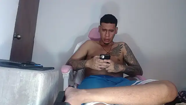 Snapshot of Adrew_fox chatting on October 2025 06:13:02 PM Adrew fox online show from October 2025 06:13:02 PM