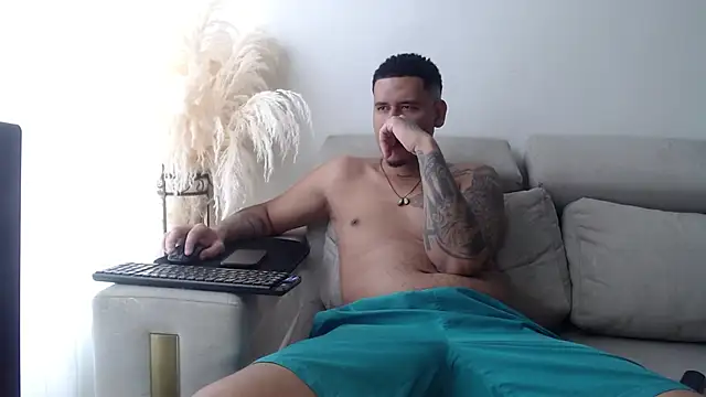 Snapshot of Adrew_fox chatting on December 2025 05:42:02 PM Adrew fox online show from December 2025 05:42:02 PM