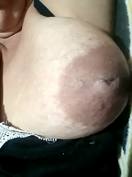 Snapshot of Hotmommax chatting on October 2025 07:24:02 PM Hotmommax online show from October 2025 07:24:02 PM