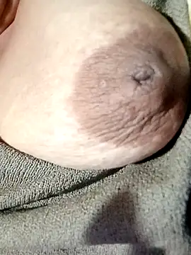 Snapshot of Hotmommax chatting on October 2025 06:25:02 PM Hotmommax online show from October 2025 06:25:02 PM