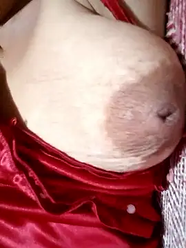 Hotmommax online show from January 2026 06:01:01 PM