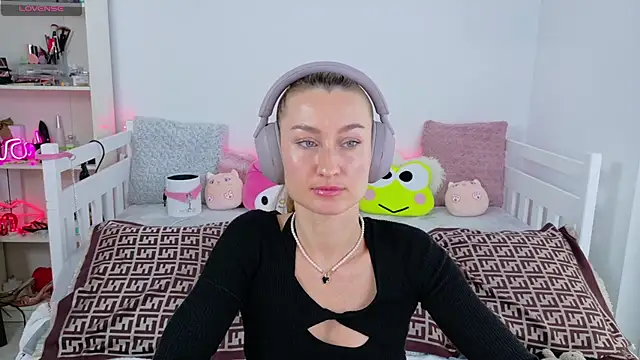 MysticRoxanne online show from November 2025 08:36:02 AM