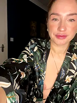 Snapshot of Cherry-L-28 chatting on November 2025 06:27:01 AM Cherry-L-28 online show from November 2025 06:27:01 AM