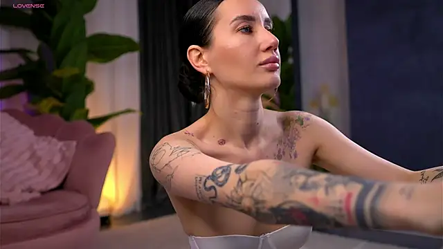 SerenaVelour online show from November 2025 04:25:01 PM