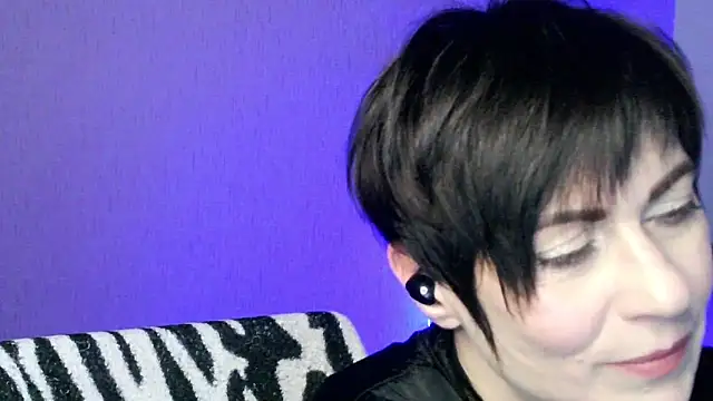 Ashley Brookss online show from November 2025 04:53:01 PM