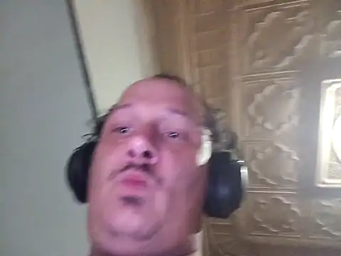 Snapshot of macKnd chatting on October 2025 06:49:02 PM macKnd online show from October 2025 06:49:02 PM