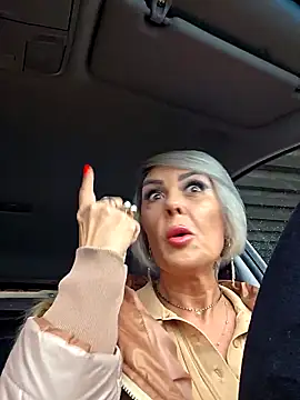 Snapshot of KirraWhite chatting on November 2025 06:24:01 AM KirraWhite online show from November 2025 06:24:01 AM