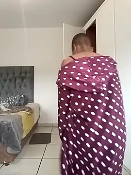 Snapshot of MissBubbles04 chatting on October 2025 05:10:02 AM MissBubbles04 online show from October 2025 05:10:02 AM