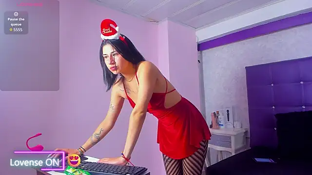 LeaMoreau22 online show from December 2025 12:47:02 PM