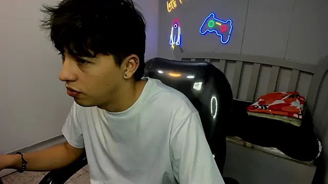 StiwenTwink online show from November 2025 01:36:02 PM