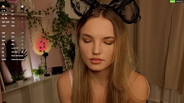 JulieLupo online show from November 2025 06:06:02 AM