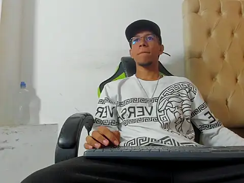MaxVibe420 online show from October 2025 01:23:01 PM