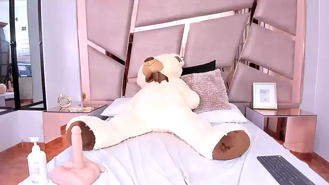 Snapshot of ValentineRouse chatting on October 2025 08:12:02 AM ValentineRouse online show from October 2025 08:12:02 AM