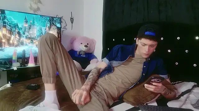 Tyler cat online show from December 2025 03:49:02 AM