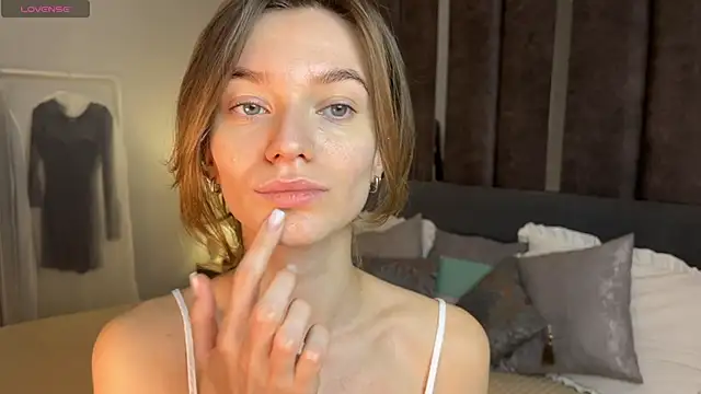 EvaToniz online show from December 2025 01:11:02 AM