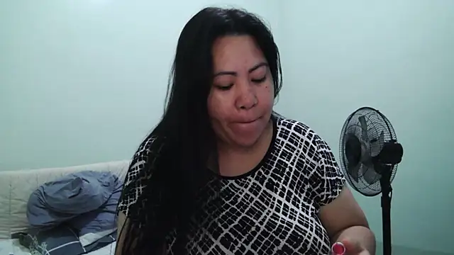 Snapshot of TeaseNPlease_13 chatting on December 2025 03:40:02 PM TeaseNPlease 13 online show from December 2025 03:40:02 PM