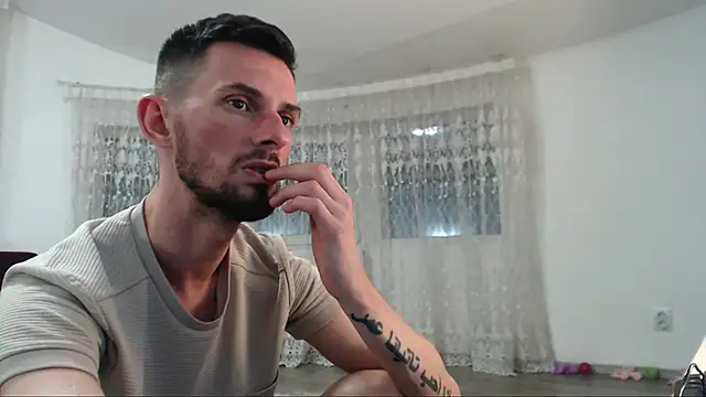 Tom michaelx online show from October 2025 05:20:02 PM