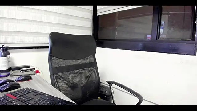 Snapshot of Xander_Taylor_ chatting on October 2025 05:04:02 AM Xander Taylor online show from October 2025 05:04:02 AM