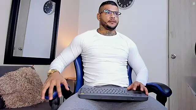 Snapshot of MICHELL_ARTHUS_ chatting on October 2025 02:43:02 AM MICHELL ARTHUS online show from October 2025 02:43:02 AM