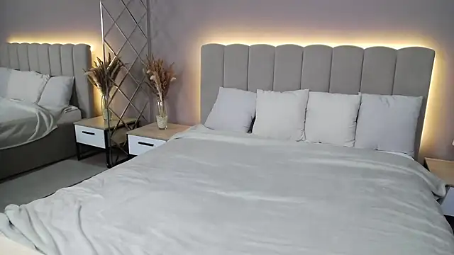 Snapshot of DianaMello chatting on November 2025 04:03:02 AM DianaMello online show from November 2025 04:03:02 AM