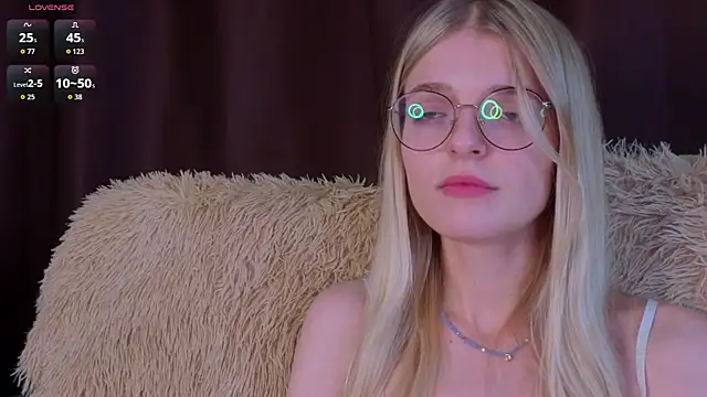 Snapshot of MonicaShiny chatting on November 2025 05:44:02 PM MonicaShiny online show from November 2025 05:44:02 PM