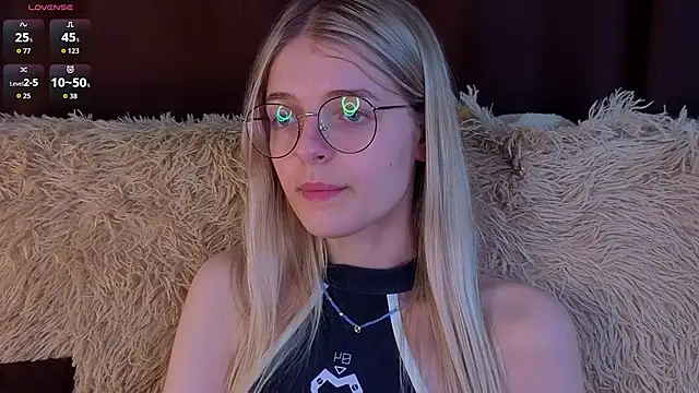 Snapshot of MonicaShiny chatting on November 2025 07:25:01 PM MonicaShiny online show from November 2025 07:25:01 PM