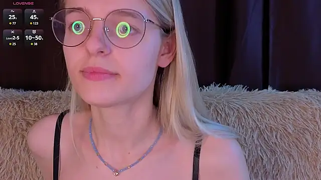 Snapshot of MonicaShiny chatting on December 2025 09:42:02 PM MonicaShiny online show from December 2025 09:42:02 PM