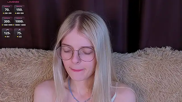 Snapshot of MonicaShiny chatting on December 2025 09:00:01 PM MonicaShiny online show from December 2025 09:00:01 PM