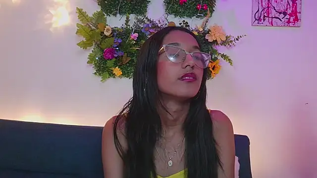 Snapshot of luna_valen chatting on February 2026 04:33:02 AM luna valen online show from February 2026 04:33:02 AM