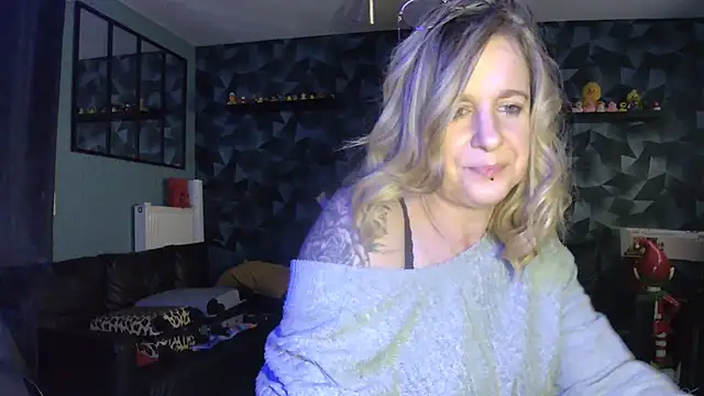 Snapshot of Delichieuse5 chatting on February 2026 08:24:02 PM Delichieuse5 online show from February 2026 08:24:02 PM